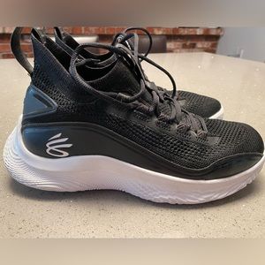 Curry 8 Black and white